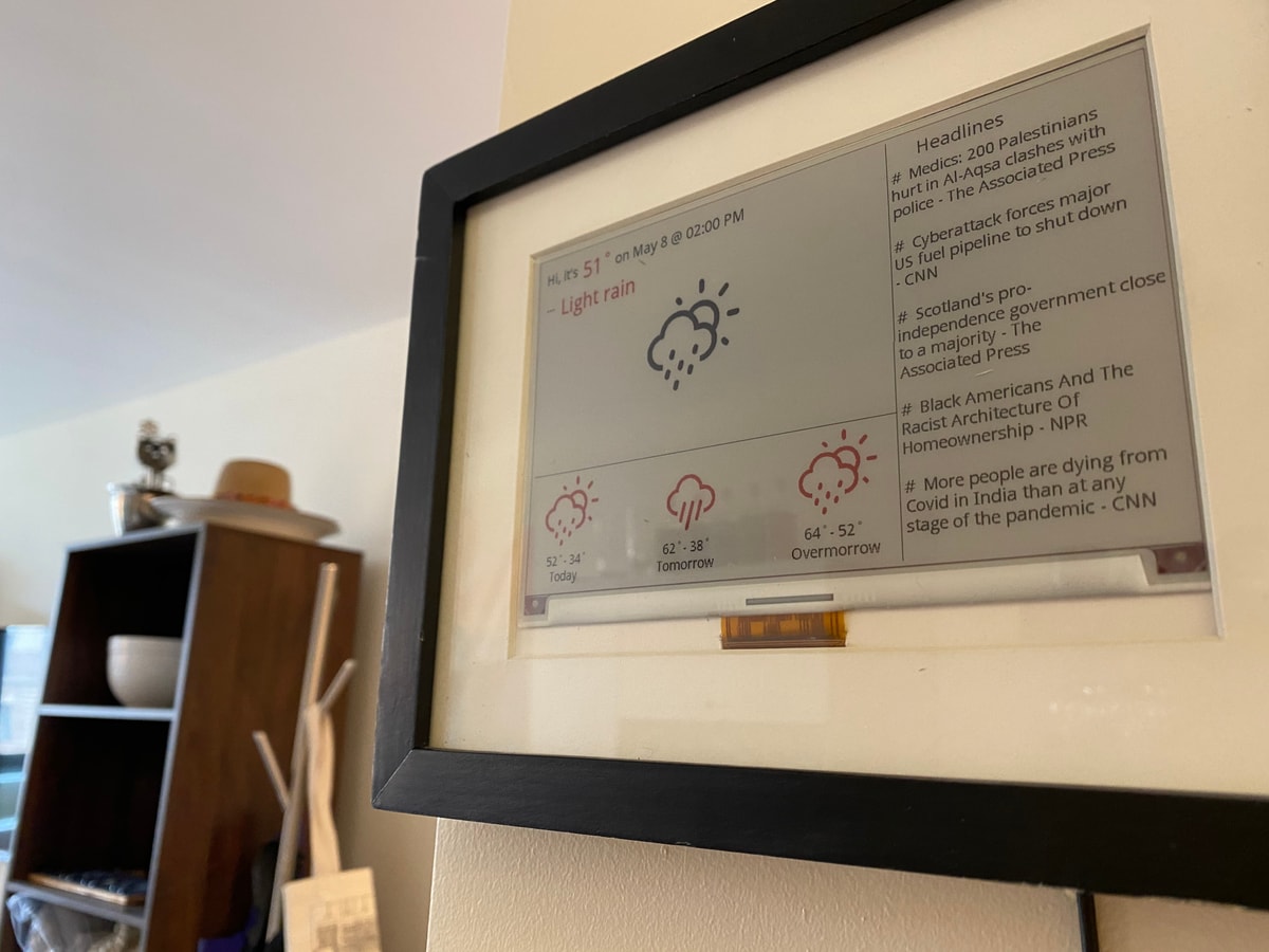 Side angle view of the E-Ink display